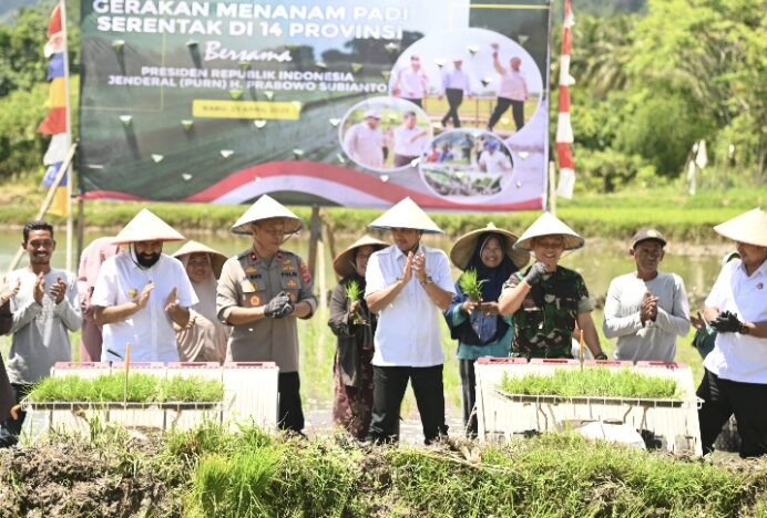 Tanam Padi Serentak, Asisten II Jadi Representasi Pemkab Aceh Besar di Hadapan Presiden