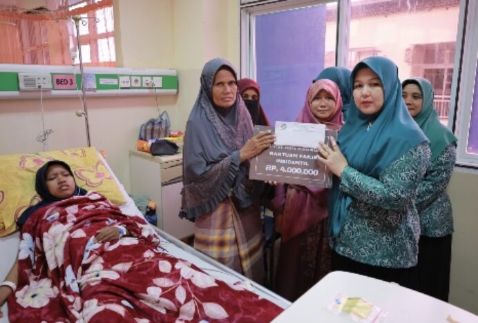 Ketua TP PKK Aceh Besar Turun Langsung Serahkan Bantuan Baitul Mal kepada Siti Maisurah