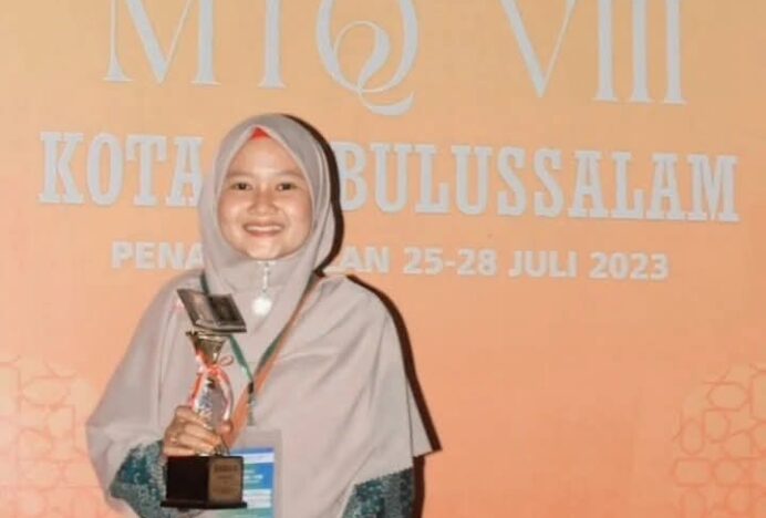 Perjuangan Rina Kombih Al-Hafizhah, Seorang Guru Honorer Menjadi Tamu Allah