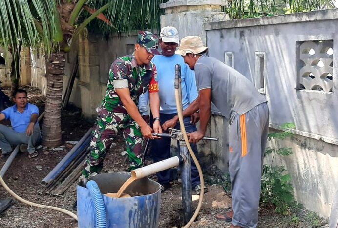 Babinsa Lam Cok Bersama Warga Bangun Sumur Bor untuk Akses Air Bersih