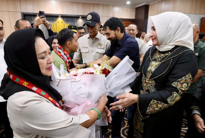 Gubernur Aceh Sambut Kedatangan Menteri Kehutanan dan Rombongan Komisi IV DPR RI di Bandara SIM