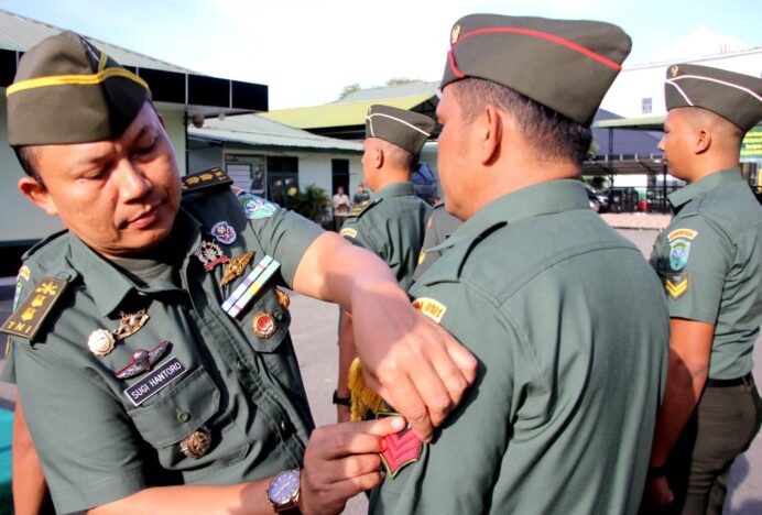 Ws Dandim 0101/KBA Pimpin Upacara Kenaikan Pangkat Prajurit