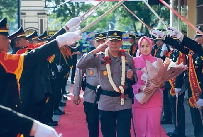Tiba di Polresta Banda Aceh, Kombes Pol Joko Heri Purwono Disambut Pedang Pora dan Jalani Prosesi Peusijuek
