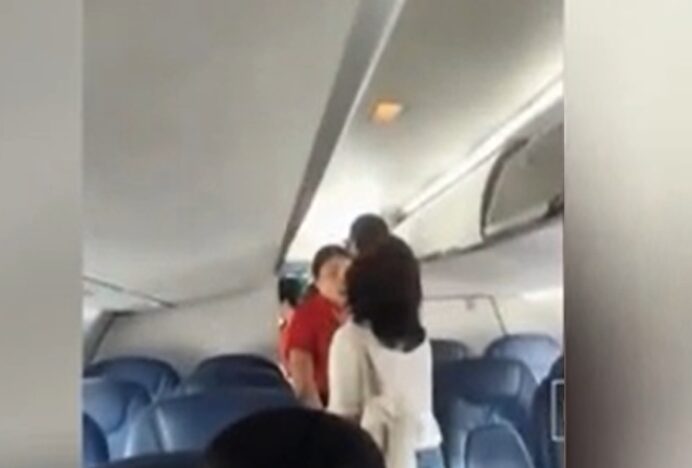 Mentang-Mentang Anggota DPRD Sumut, Dorong dan Cekik Pramugari Pindahkan Kopernya