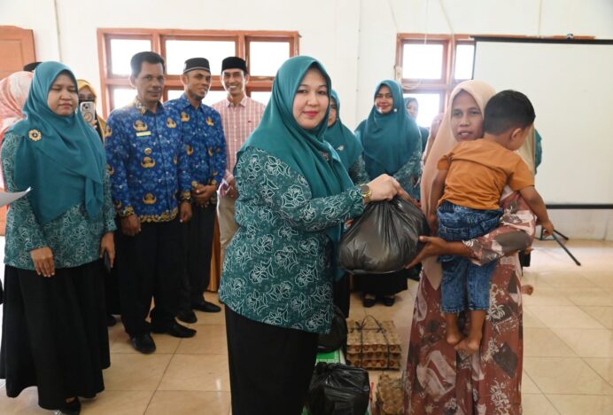 Ketua TP-PKK Aceh Besar Salurkan Bantuan untuk Anak Asuh Stunting di Kecamatan Kuta Cot Glie
