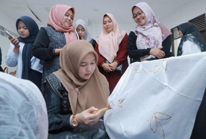 Ketua Dekranasda Rita Mayasari Sebut Aceh Besar Punya Batik Berkelas