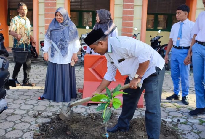 MAN 4 Aceh Besar Berpartisipasi Aktif dalam Gerakan Nasional Penanaman Sejuta Pohon Matoa