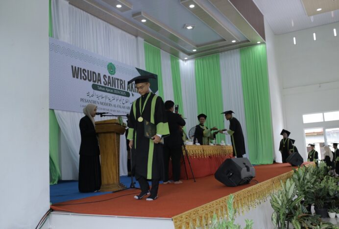 Pesantren Modern Al-Falah Abu Lam U Gelar Wisuda, Satu Santri Lolos ke Jugendkurs Jerman