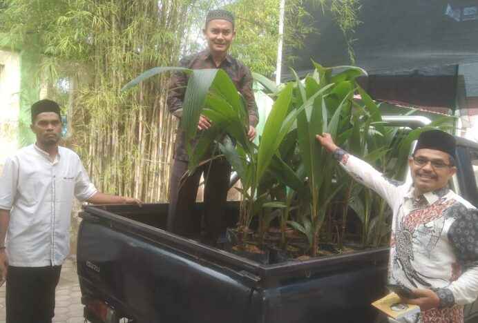 KUA Darul Aman Lanjutkan Program Penanaman Pohon di Tanah Wakaf Grong-Grong