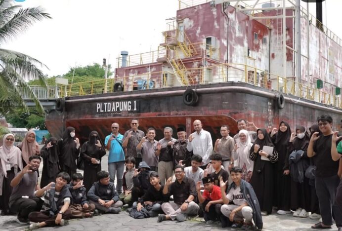 Kadis Pariwisata Banda Aceh Temani Mahasiswa UMMAH Kunjungi Kapal Apung