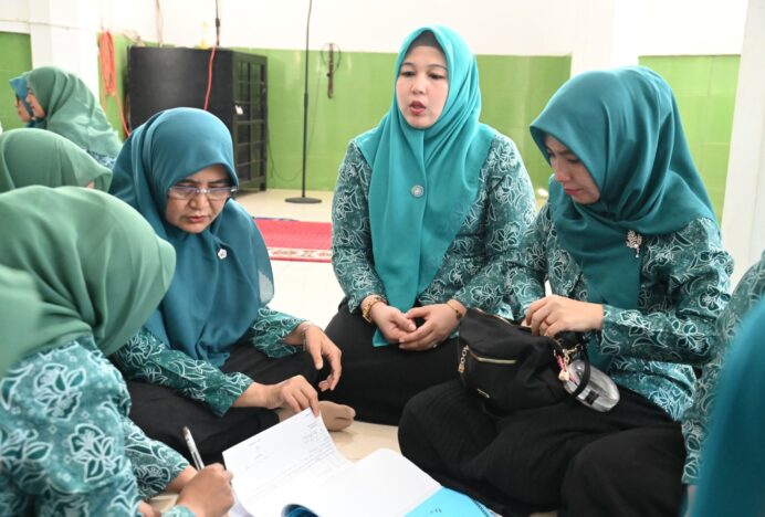 Ketua TP PKK Aceh Besar Tinjau Kesiapan Beuradeuen ikuti Lomba Gampong