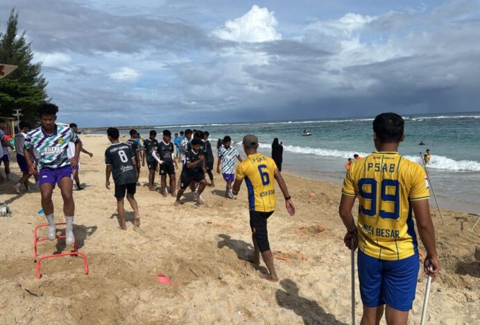 Pemain Sepak Bola Pra PORA Aceh Besar Latihan Fisik di Pantai Lampuuk
