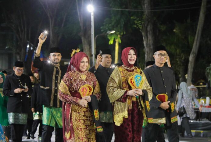 Delegasi Banda Aceh Curi Perhatian di Karnaval Budaya APEKSI VII Surabaya