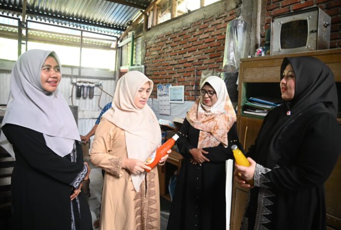 Rita Mayasari Borong Syrup Kelapa Gading Aceh Besar