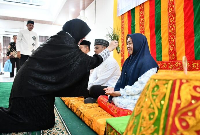 Wali Kota Illiza Peusijuk 27 ASN Pemko Banda Aceh Jelang Berangkat Haji