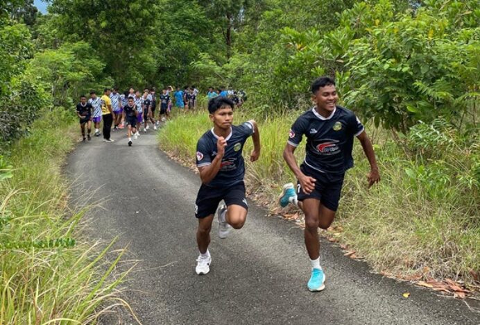 Pemain Sepak Bola Pra PORA Aceh Besar Latihan Fisik di Blang Bintang