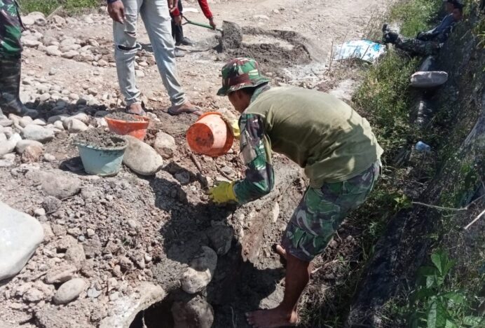 Jalan Mulus, Warga Senang: TMMD 124 Lakukan Pengecoran Jalan Setapak