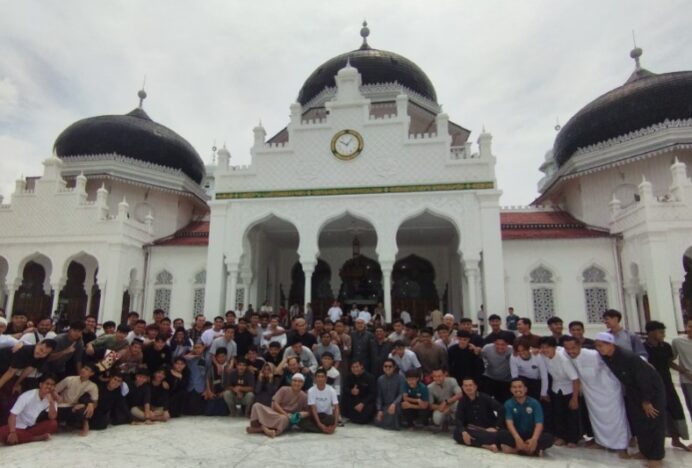 Pelatih dan Pemain PFL Nasional Shalat Jumat di Masjid Raya Baiturrahman