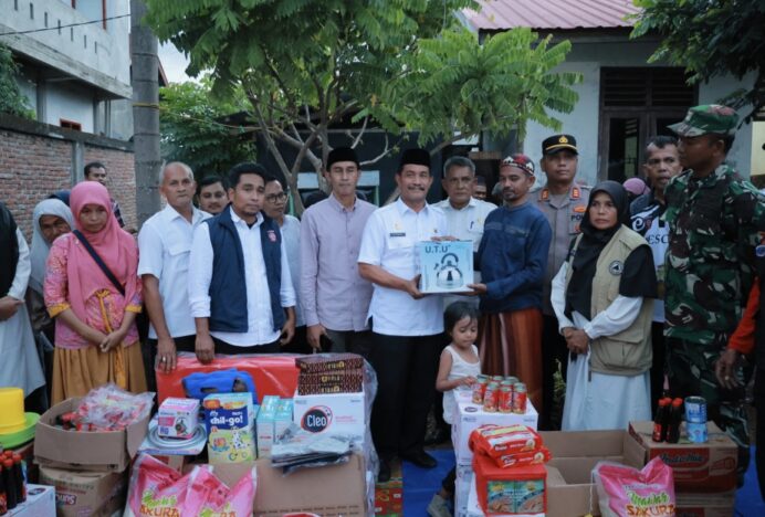 Wakil Bupati Aceh Besar Serahkan Bantuan Masa Panik untuk Korban Kebakaran di KBJ