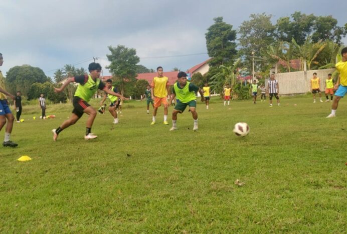 Skuad Pra PORA Aceh Besar Asah Passing dan Kekompakan Tim di Lapangan PS Lubuk