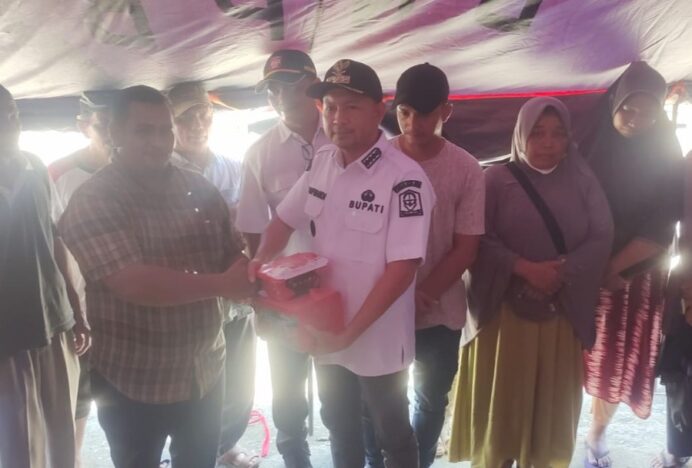 Pemkab Aceh Jaya dan Bank Aceh Salurkan Bantuan untuk Korban Kebakaran di Lamno