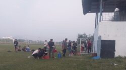 Kebersamaan Pemain Sepak Bola Pra PORA Aceh Besar Makan Nasi Kotak Bersama Pelatih, Akan Ada Menjadi Kenangan