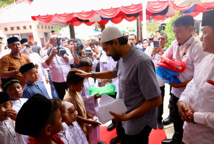 Gubernur Mualem Santuni 1.000 Anak Yatim di Aceh Barat