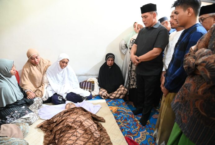 Bupati Aceh Besar Melayat ke Rumah Duka Camat Kuta Baro Khadiani