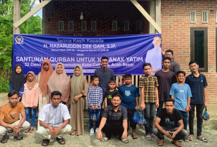 110 Anak Yatim di Kuta Cot Glie Terima Daging Qurban dari H Nazaruddin Dek Gam