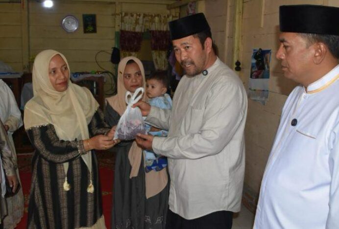 Bupati dan Wabup Aceh Tengah Salurkan Daging Kurban untuk Keluarga Stunting dan Ibu Hamil