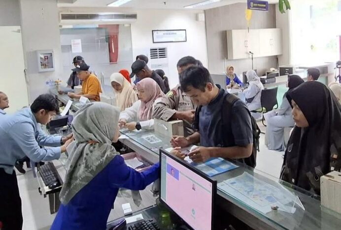 Jelang Penerimaan Siswa Baru, Disdukcapil Kota Banda Aceh Dipadati Warga