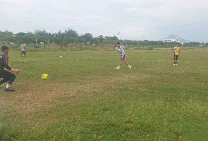 Kiper Pra PORA Aceh Besar Berlatih Kecepatan dan Ketepatan Melihat Arah Bola