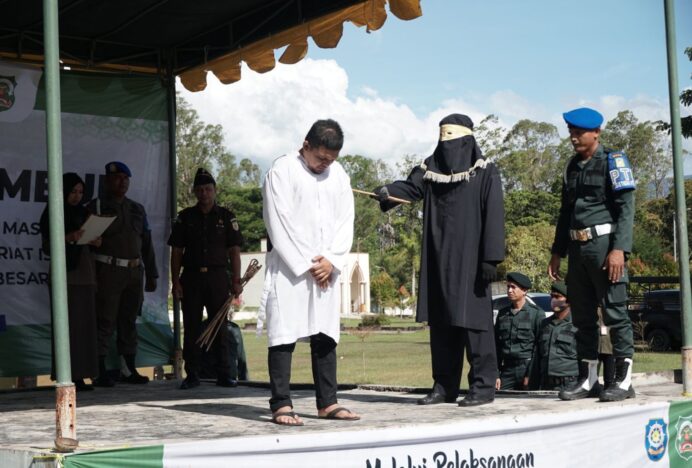 Dua Pelaku Maisir Dihukum 10 Kali Cambuk di Kota Jantho