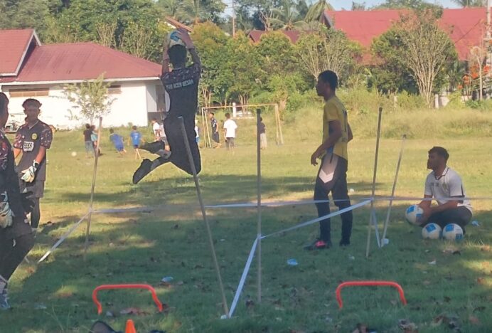 Kiper Pra PORA Aceh Besar Berlatih Tangkap Bola Lambung
