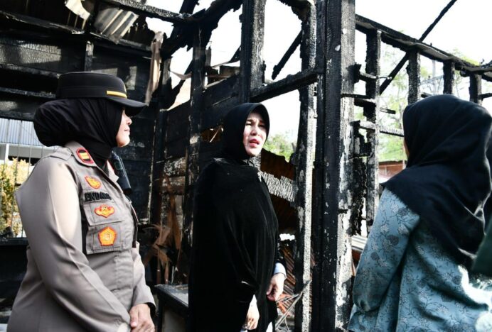 Wali Kota Banda Aceh Serahkan Bantuan Masa Panik untuk Korban Kebakaran di Ateuk Pahlawan