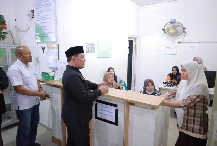 Pastikan Pelayanan Prima, Bupati Aceh Besar Sambangi Puskesmas Lhoong