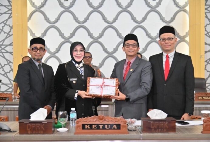DPRK Gelar Rapat Paripurna Penyampaian Penjelasan dan Penyerahan Raqan Pertangungjawaban APBK Banda Aceh TA 2024
