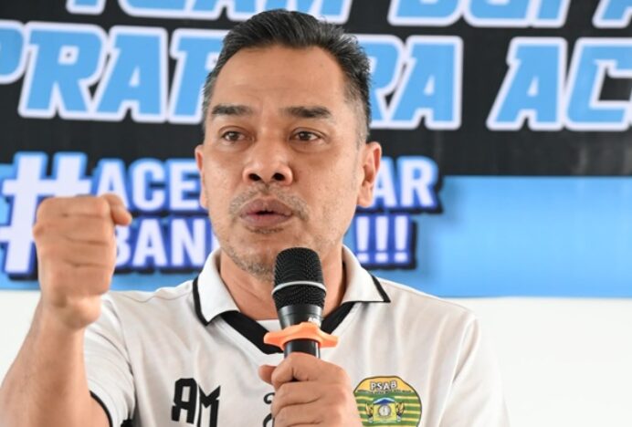 Ketua DPRK Aceh Besar Lepas Tim Sepak Bola Pra PORA ke Bireuen, Ini Harapannya