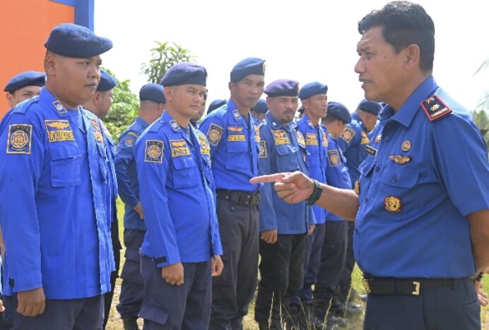 Kalaksa BPBD Aceh Besar Tekankan Kedisiplinan Personel Damkar