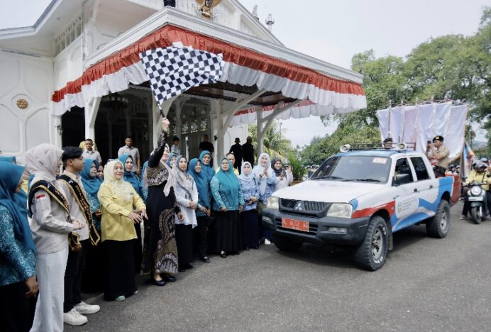 Peringati Harganas, Ketua TP PKK Aceh Lepas Kirab Bangga Kencana