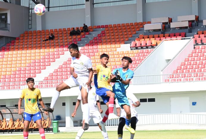 Padunya Pemain Sepak Bola Pra PORA Aceh Besar Dipimpin Wasit Liga 1 di Stadion H Dimurthala Banda Aceh