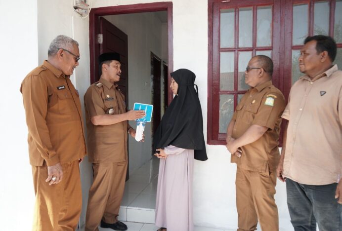 Wabup Aceh Besar Serahkan Rumah Bantuan Hasil Swadaya Warga