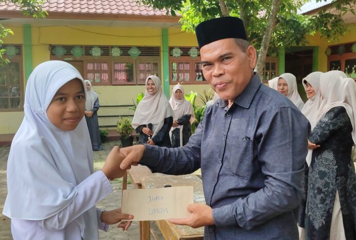 MIN 6 Aceh Besar Gelar Pembagian Rapor, Kepala Madrasah Ajak Siswa Manfaatkan Liburan dengan Kegiatan Positif