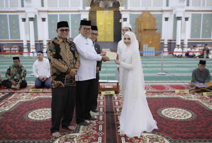 Kakanwil Kemenag Aceh Serahkan Buku Nikah dan Sertifikat WTC