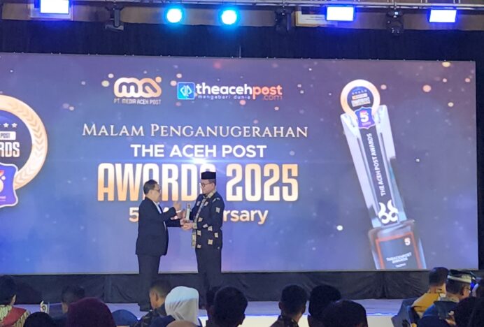 Kakanwil Kemenag Aceh Raih The Aceh Post Award 2025