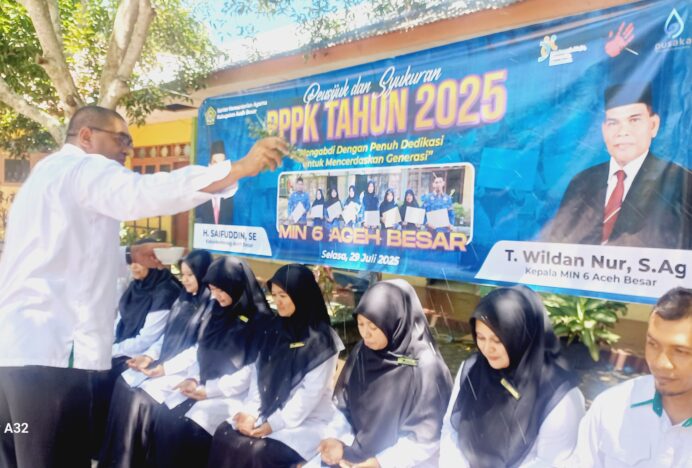 Haru dan Syukur Mengiringi Peusijuk Guru PPPK MIN 6 Aceh Besar: Mengukir Cerita Pengabdian dalam Kuwah Beulangong