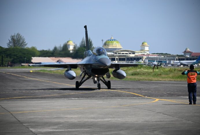 Lanud SIM Terima Kedatangan Empat Pesawat Tempur F-16