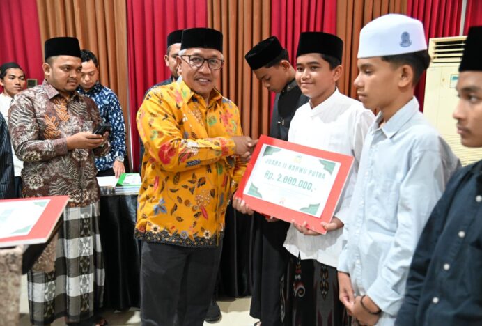 Bupati Aceh Besar Bagikan Sejumlah Hadiah dan Penghargaan
