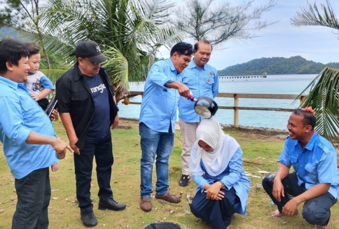 Pertama di PWI Sabang, Penyerahan Kartu Pers Anggota Muda Dilakukan dengan Ritual Siram Bunga
