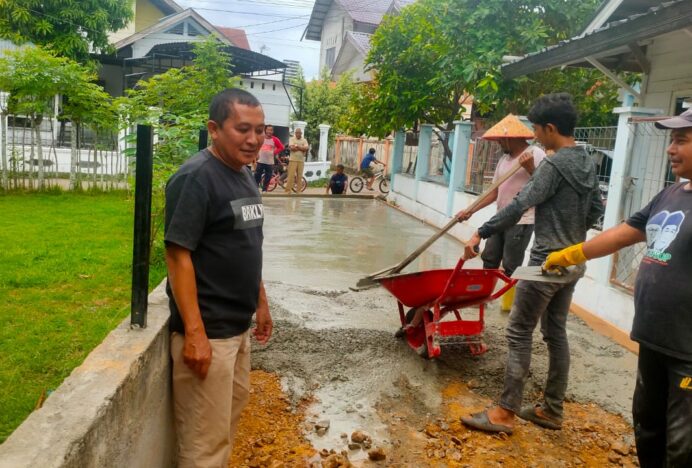 Gotong Royong Warga Lamtimpeung Aceh Besar Cor Rabat Beton Jalan Gampong